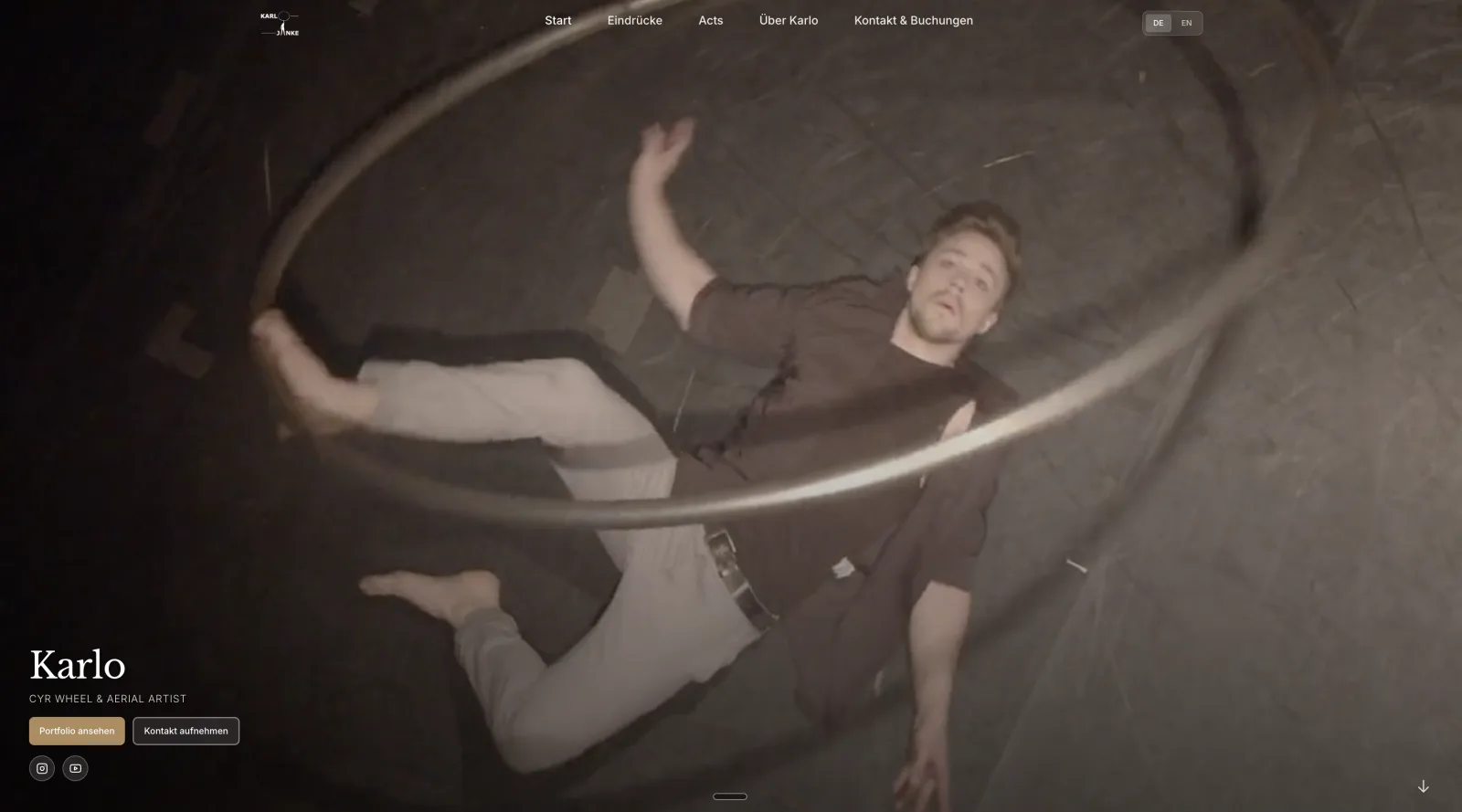 Startseite von Artist Karlo mit einer Aufnahme im rotierenden Cyr Wheel