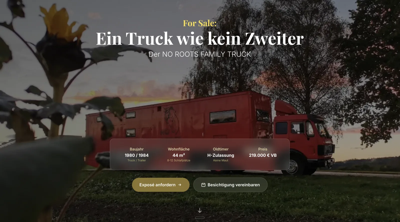 Startseite des No Roots Truck mit dem umgebauten roten Lastwagen im Abendlicht