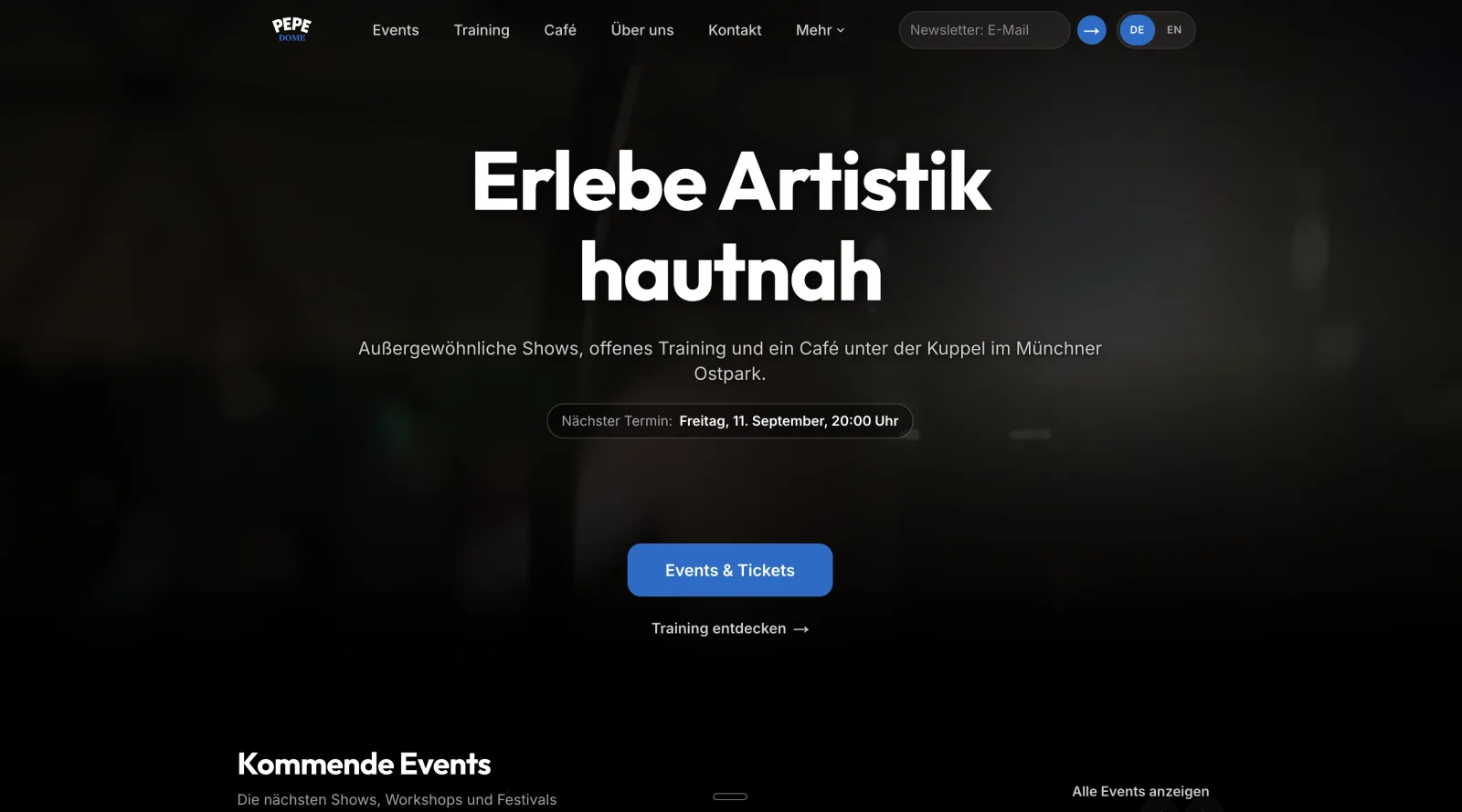 Startseite des Pepe Dome mit der Zeile Erlebe Artistik hautnah auf dunklem Grund